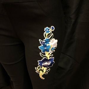 Women’s blouse $28 and fashion leggings $25👖 🌺